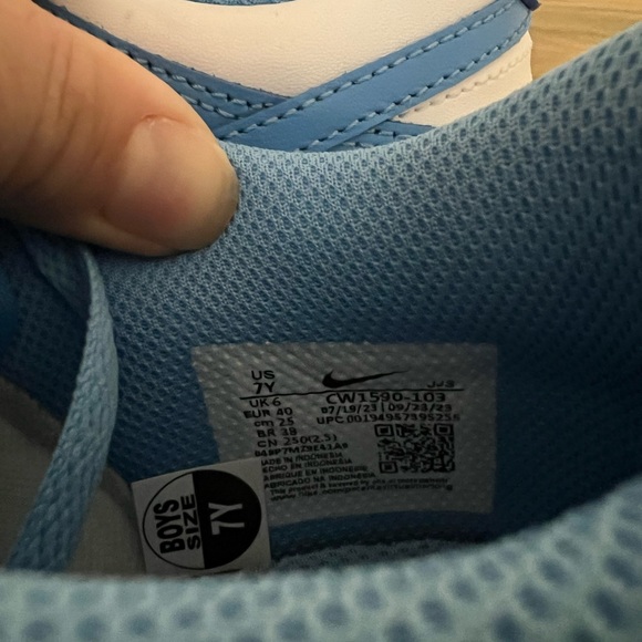 Big kids size 7 Carolina blue Nike dunks - Picture 5 of 6